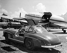 Mercedes-Benz Typ 300 SL (W 198 I). Der erste auf dem Luftweg beförderte Mercedes-Benz Typ 300 SL trifft im Jahr 1956 aus Panama auf dem Flughafen Aurora in Guatemala ein.